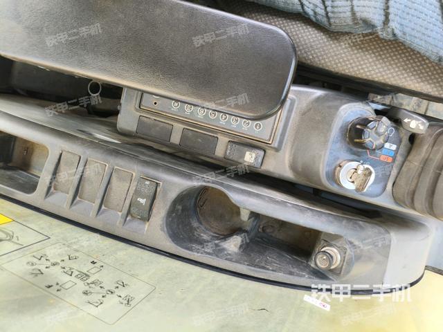 座椅左側控制臺/音響/含左手柄(駕駛室部分) 座椅左側控制臺/音響/含左手柄(駕駛室部分)