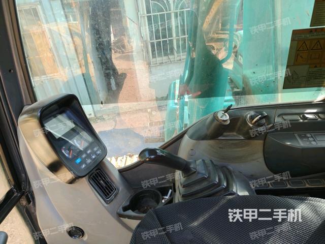 行走控制手柄和踏板?俯拍(駕駛室部分) 行走控制手柄和踏板?俯拍(駕駛室部分)