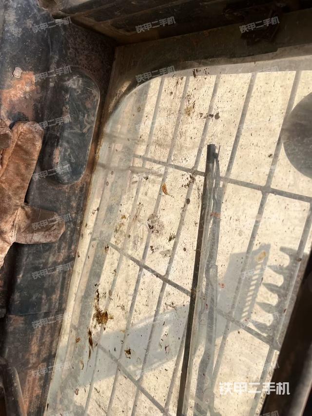 左后方玻璃角標(biāo)(駕駛室部分) 左后方玻璃角標(biāo)(駕駛室部分)