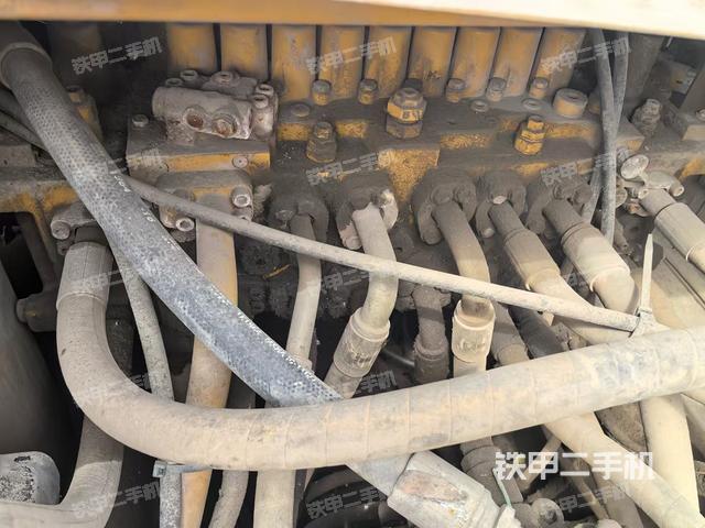 回轉(zhuǎn)馬達(dá)和主控閥（整機(jī)外觀）