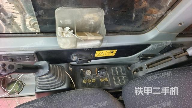 座椅右側(cè)控制臺(tái)/鑰匙門/油門/含右手柄(駕駛室部分) 座椅右側(cè)控制臺(tái)/鑰匙門/油門/含右手柄(駕駛室部分)