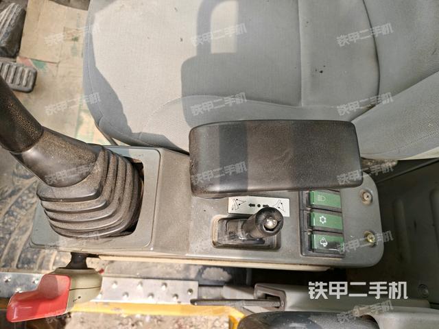 后窗玻璃角標（駕駛室部分）