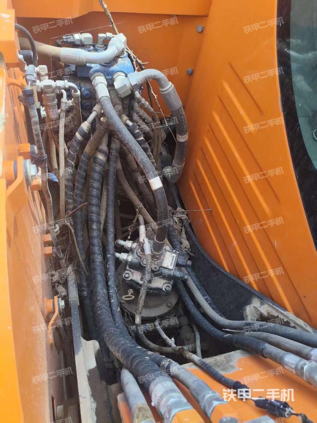 回轉(zhuǎn)馬達(dá)和主控閥(整機(jī)外觀) 回轉(zhuǎn)馬達(dá)和主控閥(整機(jī)外觀)