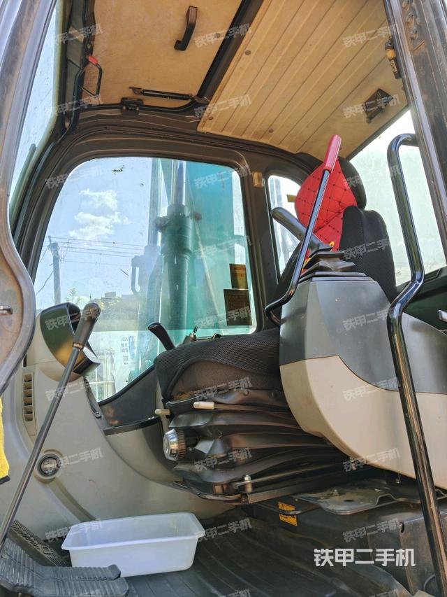 座椅右側(cè)控制臺/鑰匙門/油門/含右手柄(駕駛室部分) 座椅右側(cè)控制臺/鑰匙門/油門/含右手柄(駕駛室部分)