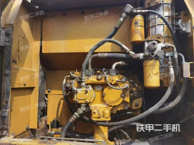 液壓泵艙室正面整體(整機外觀) 液壓泵艙室正面整體(整機外觀)