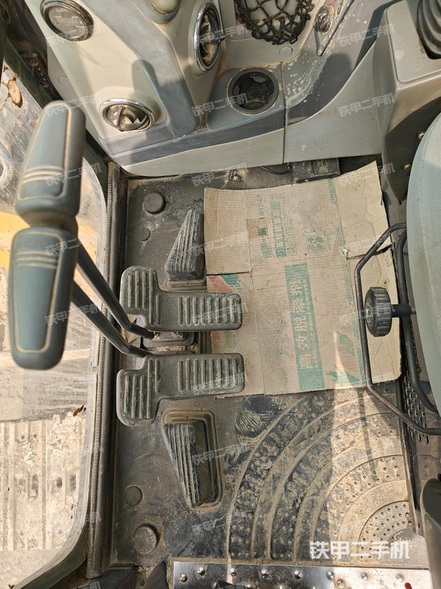 行走控制手柄和踏板?俯拍（駕駛室部分）