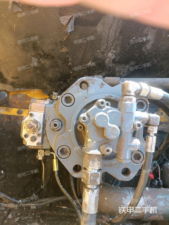 液壓泵艙室正面整體(整機(jī)外觀) 液壓泵艙室正面整體(整機(jī)外觀)
