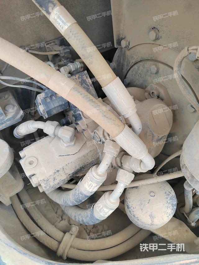 液壓泵艙室正面整體(整機(jī)外觀) 液壓泵艙室正面整體(整機(jī)外觀)