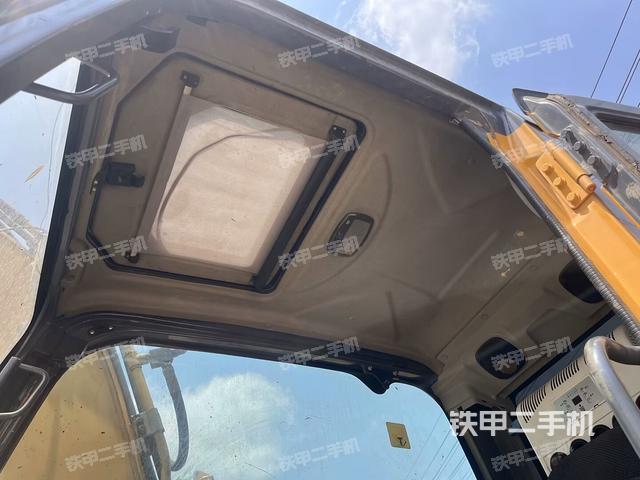 行走控制手柄和踏板?俯拍(駕駛室部分) 行走控制手柄和踏板?俯拍(駕駛室部分)