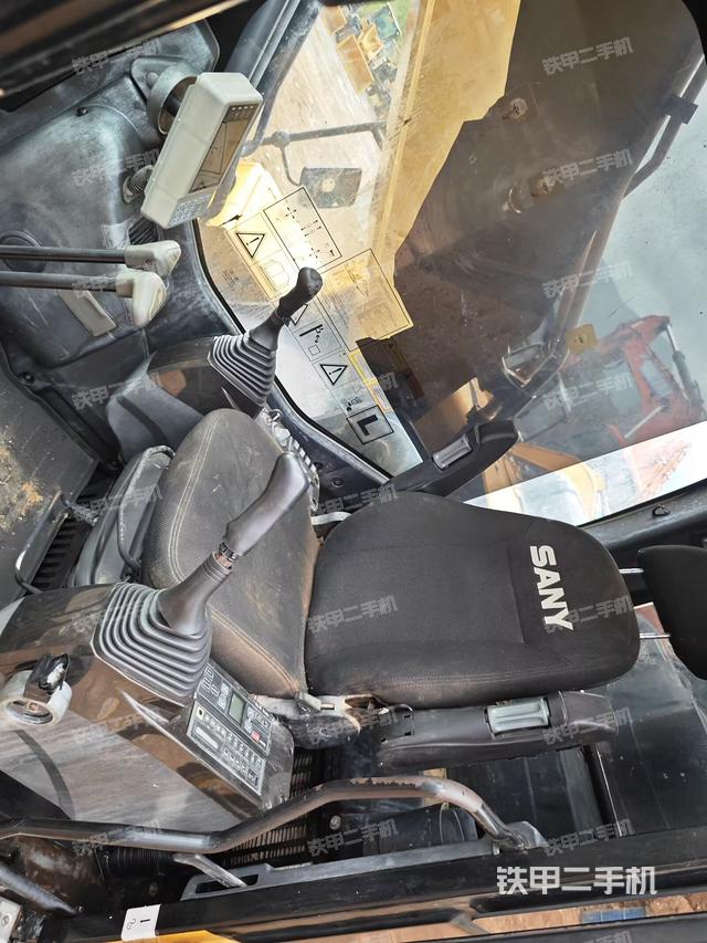 駕駛室整體(整機(jī)外觀) 駕駛室整體(整機(jī)外觀)