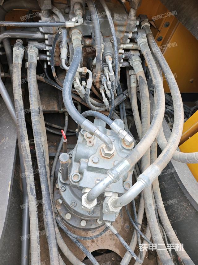 回轉(zhuǎn)馬達(dá)和主控閥（整機(jī)外觀(guān)）