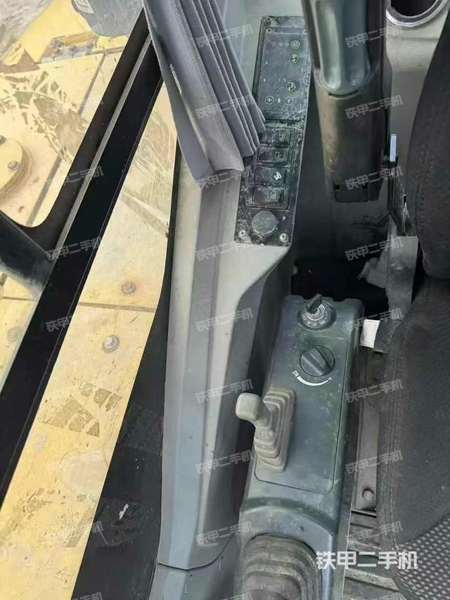 駕駛室整體(整機(jī)外觀) 駕駛室整體(整機(jī)外觀)