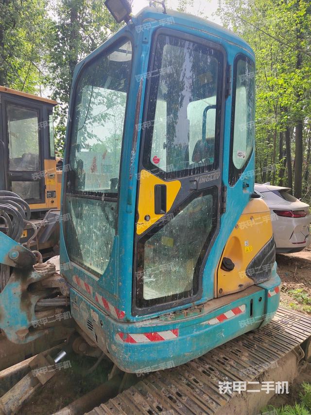 駕駛室整體(整機(jī)外觀) 駕駛室整體(整機(jī)外觀)