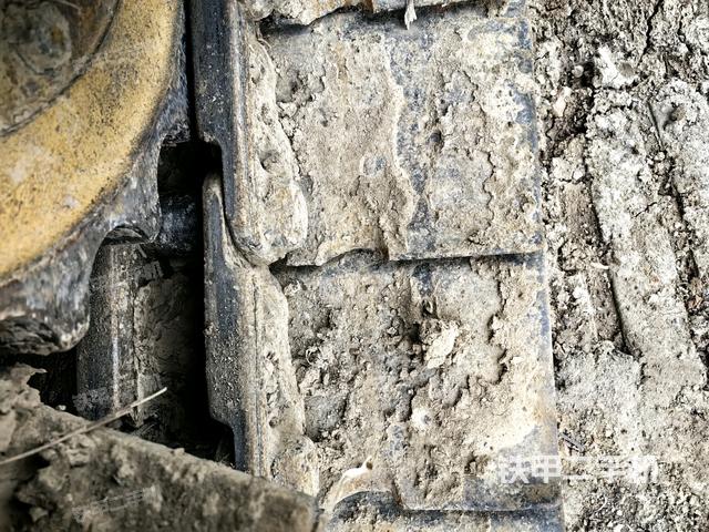 左驅(qū)動輪（行走機構(gòu)）