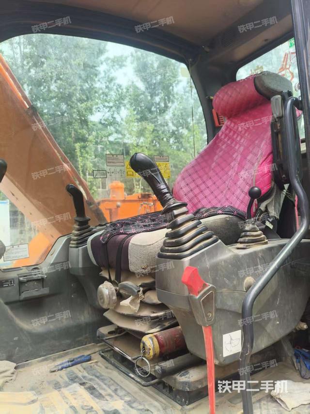 駕駛室整體(整機(jī)外觀) 駕駛室整體(整機(jī)外觀)