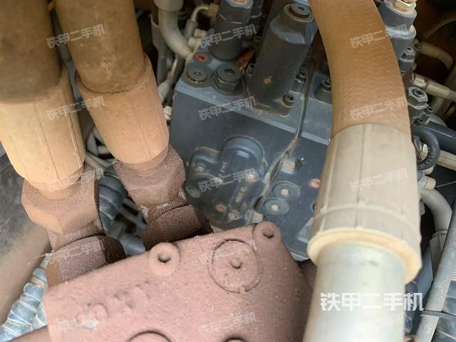 回轉(zhuǎn)馬達(dá)和主控閥（整機(jī)外觀）