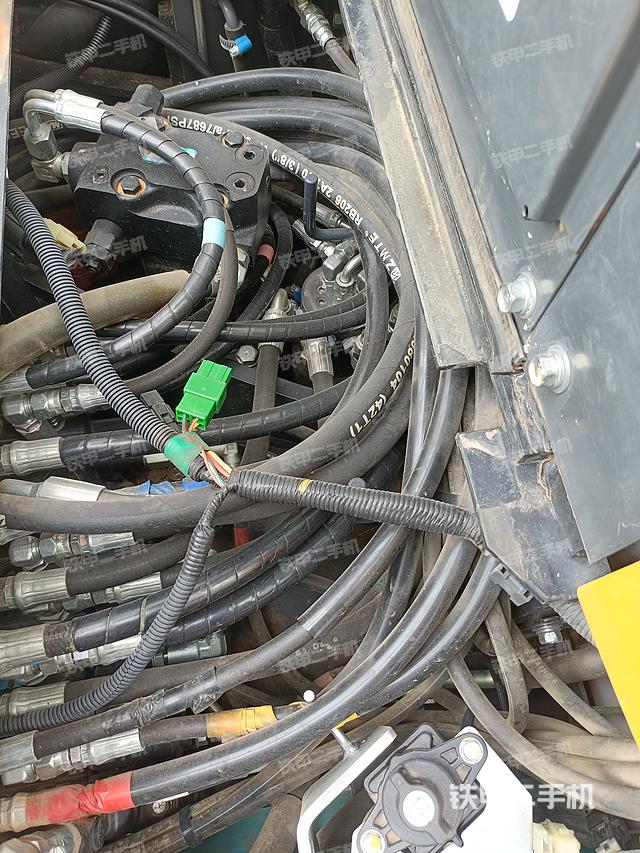 回转马达和主控阀（整机外观）