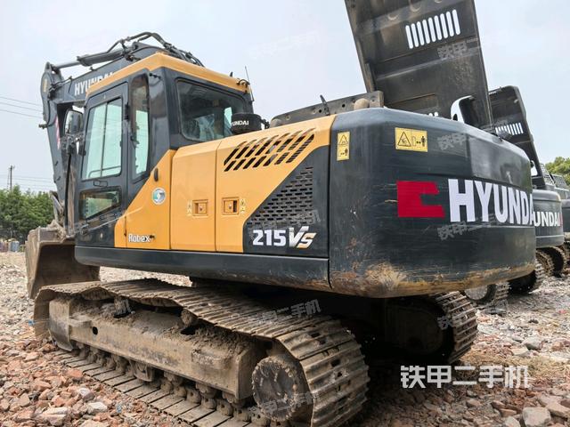 现代R205VSN挖掘机的设备实拍-第3张实拍照片