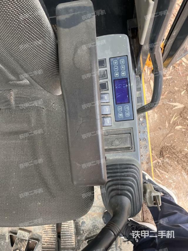 行走控制手柄和踏板?俯拍（駕駛室部分）