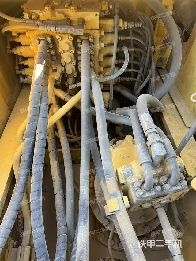 回轉(zhuǎn)馬達(dá)和主控閥(整機外觀) 回轉(zhuǎn)馬達(dá)和主控閥(整機外觀)