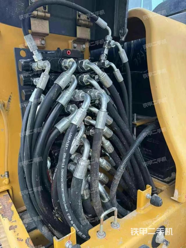 回轉(zhuǎn)馬達(dá)和主控閥(整機(jī)外觀) 回轉(zhuǎn)馬達(dá)和主控閥(整機(jī)外觀)