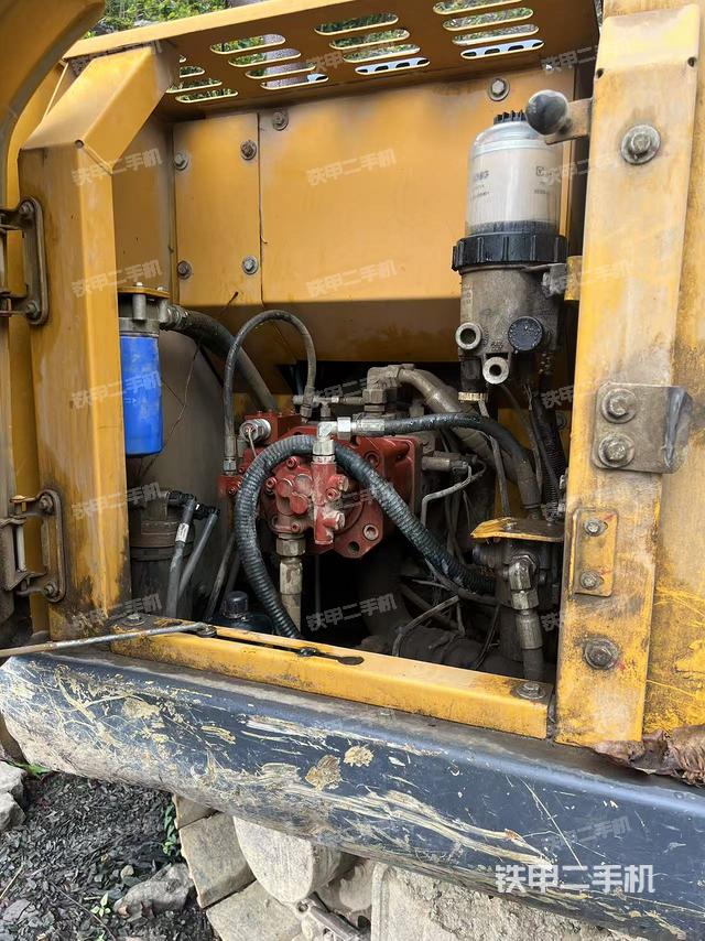 液压泵舱室正面整体（整机外观）