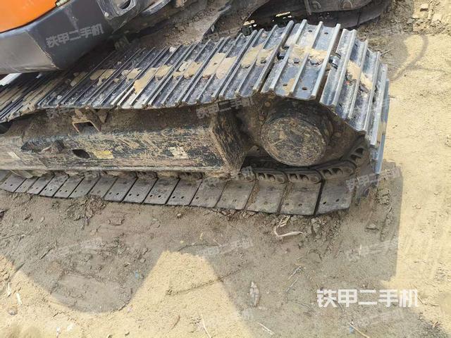 單側(cè)履帶整體(整機(jī)外觀) 單側(cè)履帶整體(整機(jī)外觀)