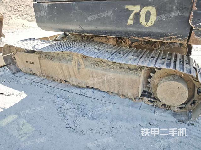 單側(cè)履帶整體(整機(jī)外觀) 單側(cè)履帶整體(整機(jī)外觀)