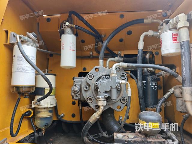 液壓泵艙室正面整體（整機(jī)外觀(guān)）