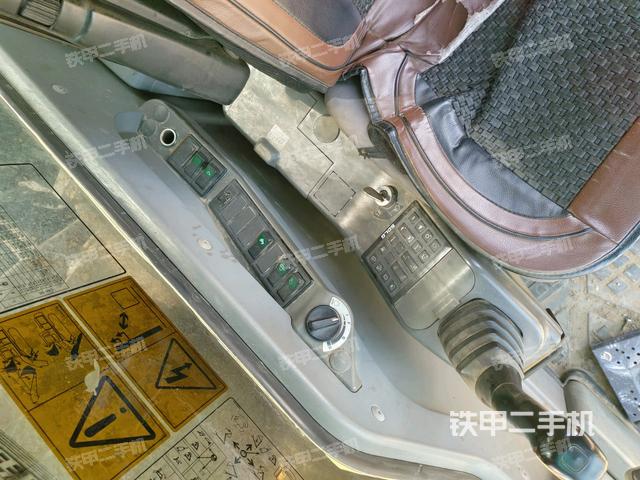 座椅右側控制臺/鑰匙門/油門/含右手柄（駕駛室部分）