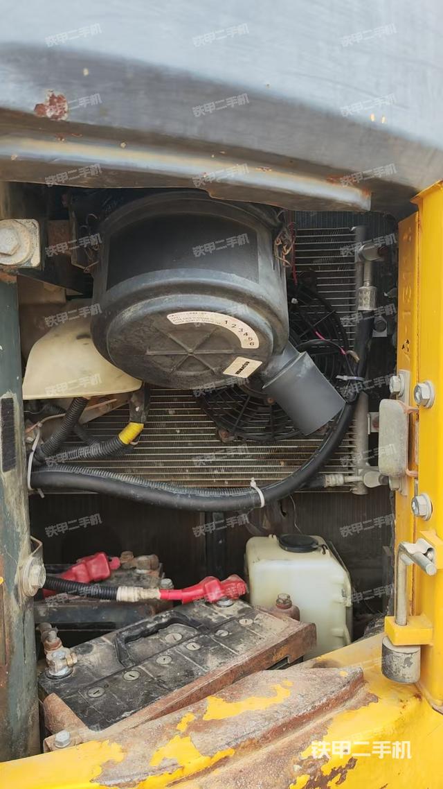 回轉(zhuǎn)馬達(dá)和主控閥（整機(jī)外觀）