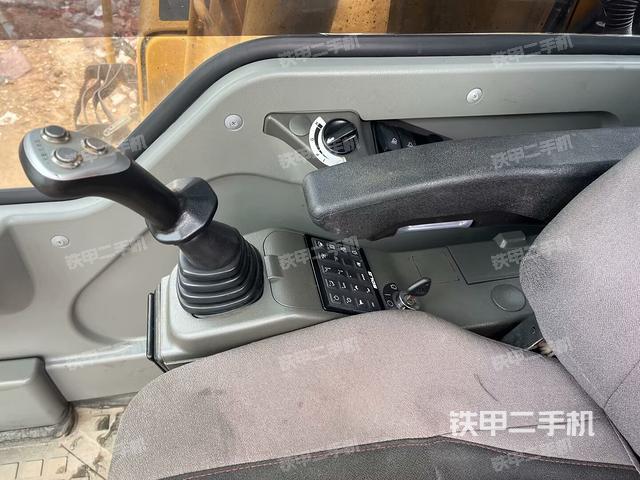 左后方玻璃角標(biāo)(駕駛室部分) 左后方玻璃角標(biāo)(駕駛室部分)