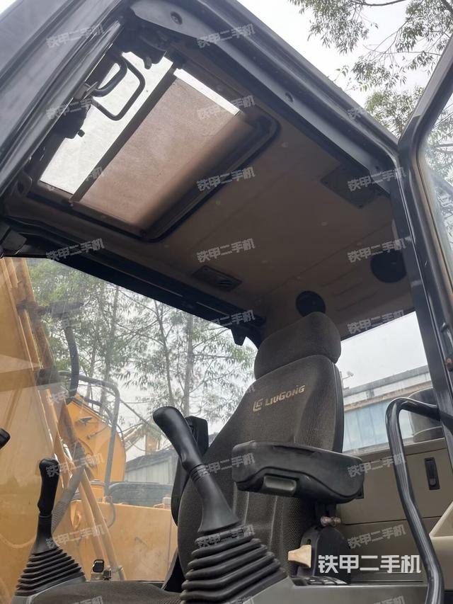 座椅右側(cè)控制臺/鑰匙門/油門/含右手柄（駕駛室部分）