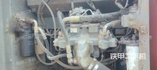 液壓泵艙室正面整體(整機外觀) 液壓泵艙室正面整體(整機外觀)