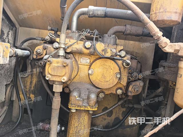 液壓泵艙室正面整體（整機外觀）