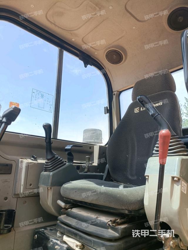 駕駛室頂部(整機外觀) 駕駛室頂部(整機外觀)