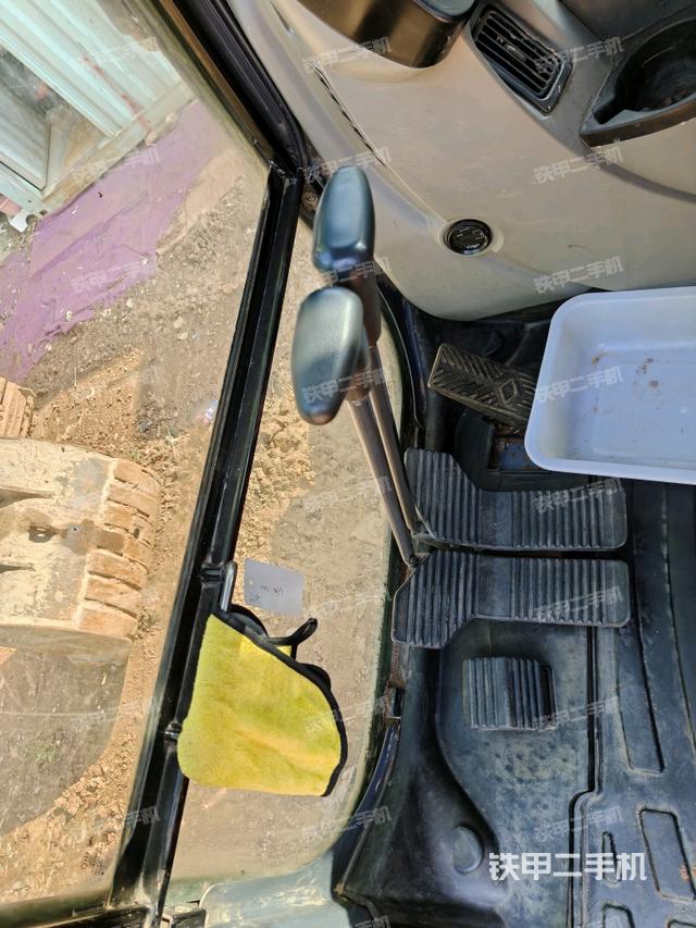 后窗玻璃角標(駕駛室部分) 后窗玻璃角標(駕駛室部分)