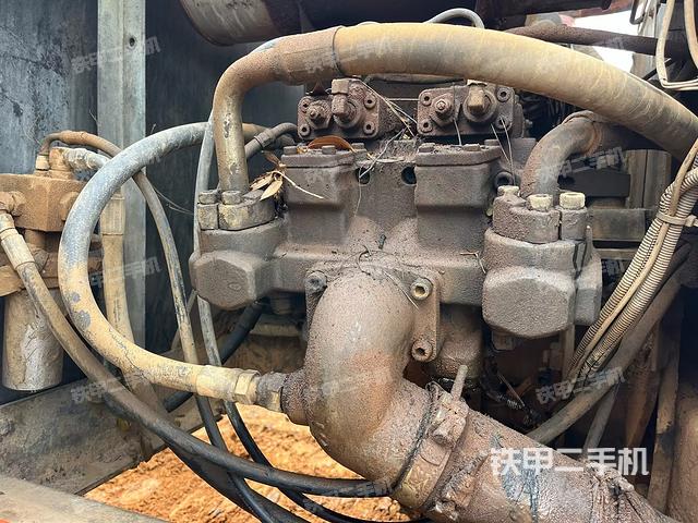 液壓泵艙室正面整體（整機外觀）