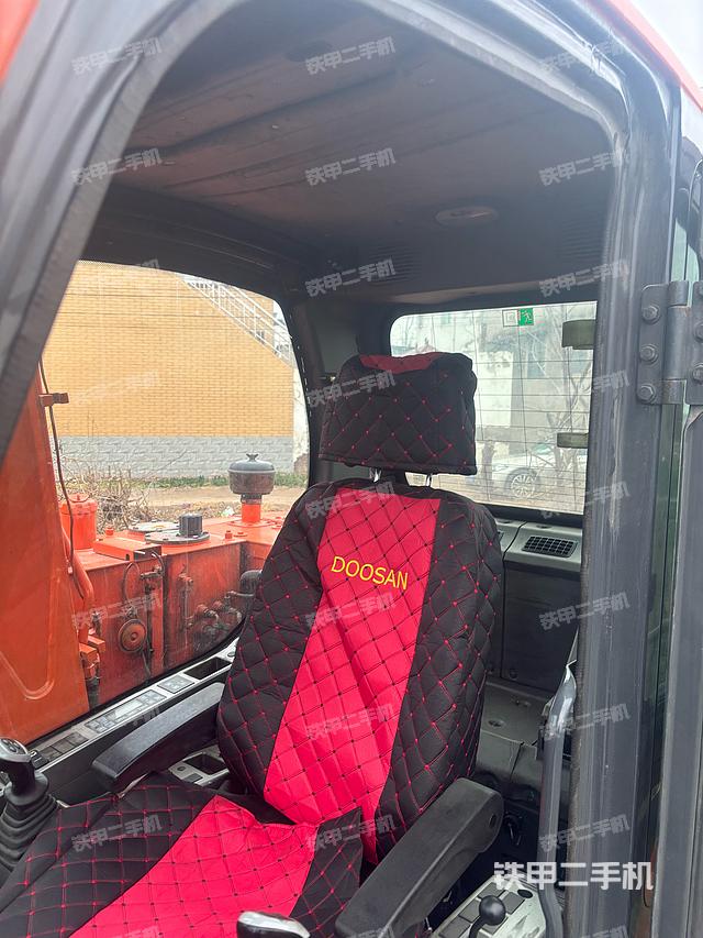 驾驶室顶部(整机外观) 驾驶室顶部(整机外观)