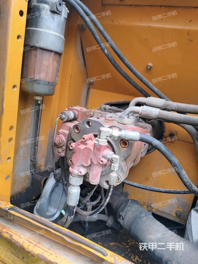 液壓泵艙室正面整體(整機外觀) 液壓泵艙室正面整體(整機外觀)