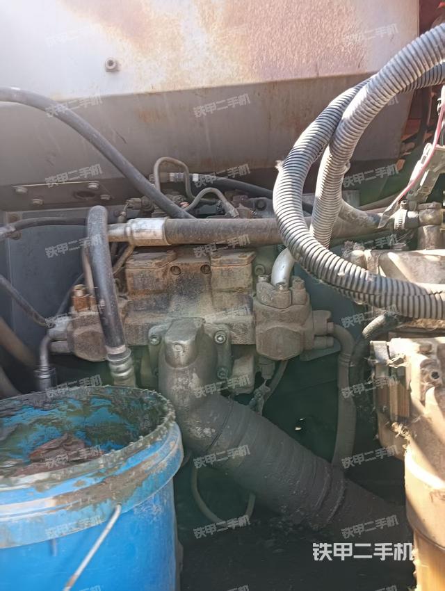 液壓泵艙室正面整體(整機(jī)外觀) 液壓泵艙室正面整體(整機(jī)外觀)