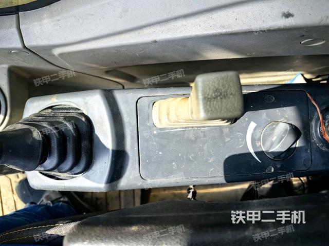 座椅右側控制臺/鑰匙門/油門/含右手柄(駕駛室部分) 座椅右側控制臺/鑰匙門/油門/含右手柄(駕駛室部分)