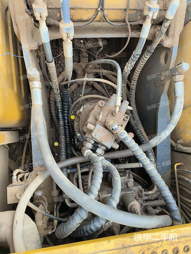 回轉馬達和主控閥（整機外觀）