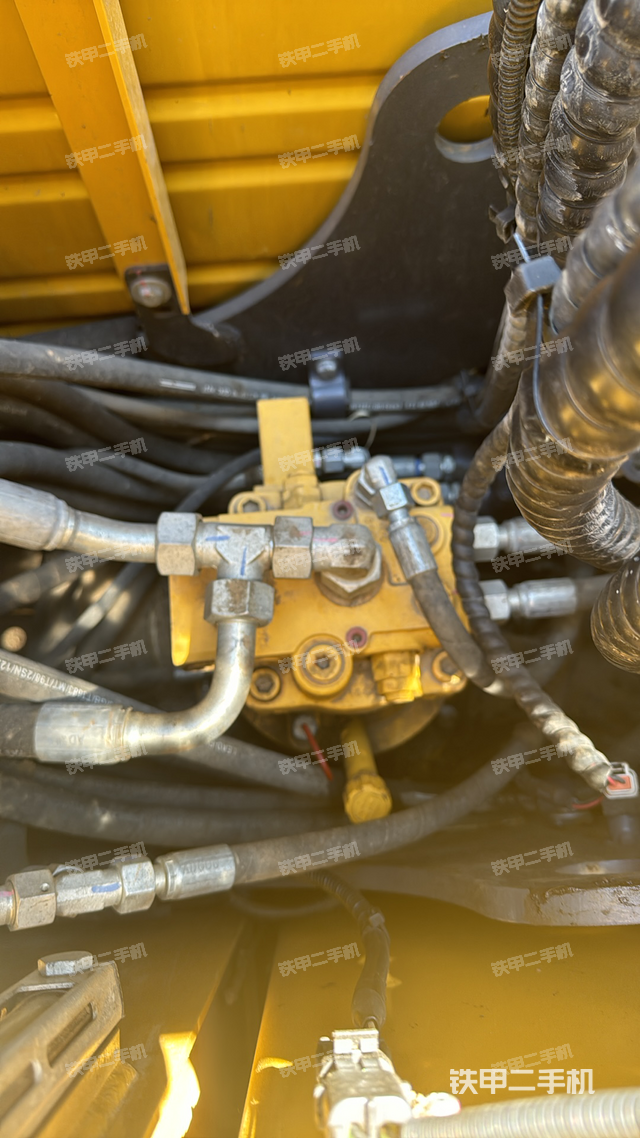 回轉(zhuǎn)馬達(dá)和主控閥（整機(jī)外觀）