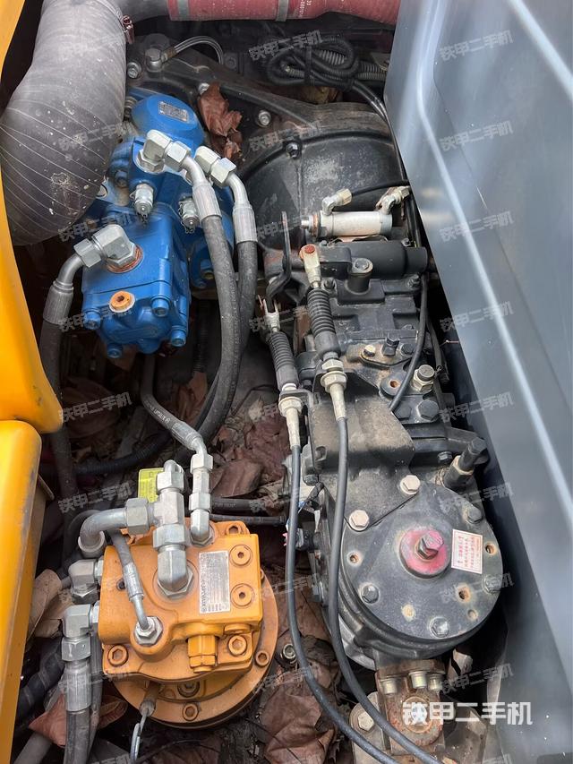 回轉(zhuǎn)馬達和主控閥(整機外觀) 回轉(zhuǎn)馬達和主控閥(整機外觀)