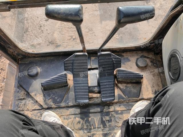 行走控制手柄和踏板?俯拍（駕駛室部分）