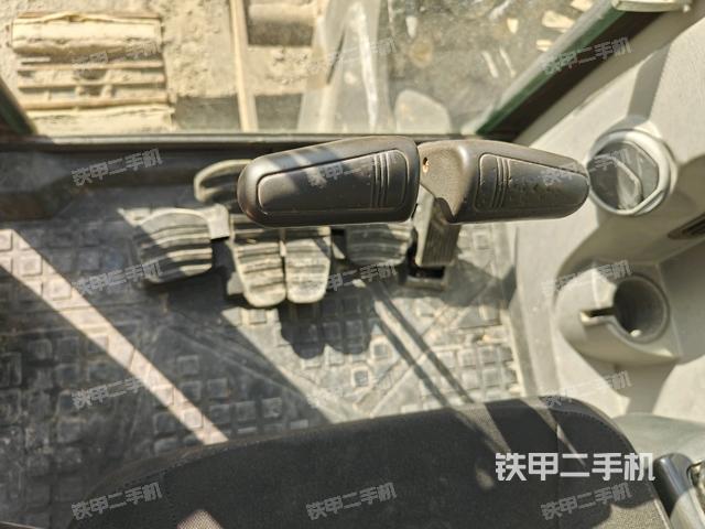 行走控制手柄和踏板?俯拍（駕駛室部分）