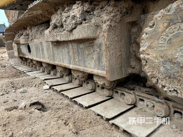 單側(cè)履帶整體(整機(jī)外觀) 單側(cè)履帶整體(整機(jī)外觀)