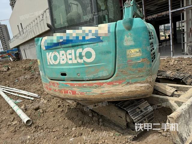 駕駛室頂部(整機(jī)外觀) 駕駛室頂部(整機(jī)外觀)