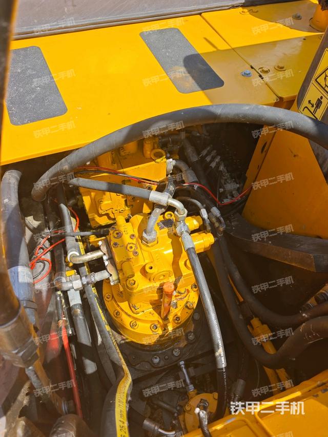 回轉(zhuǎn)馬達(dá)和主控閥(整機(jī)外觀) 回轉(zhuǎn)馬達(dá)和主控閥(整機(jī)外觀)